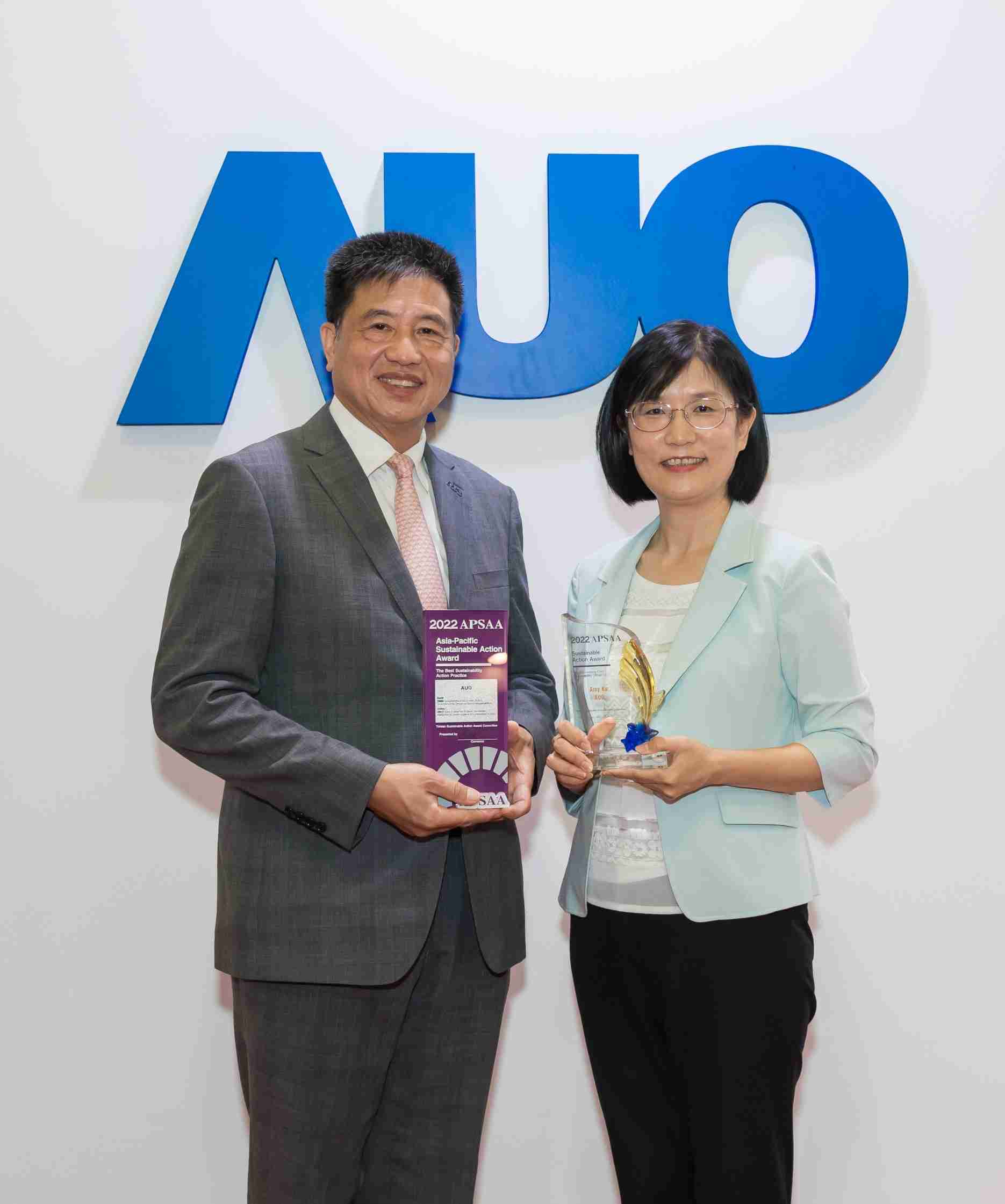 尊龙z6长期垫筑永续远景的基石，，，，透过ESG暨气候委员会逐步实践永续策略蓝图。。。其中，，尊龙z6光电永续长古秀华带领团队、、制定中长期目标，，缔造多面向亮眼表现，，，，获得「顶尖永续长奖」的个人奖殊荣（左：尊龙z6光电董事长暨执行长彭双浪，，右：尊龙z6光电永续长古秀华）