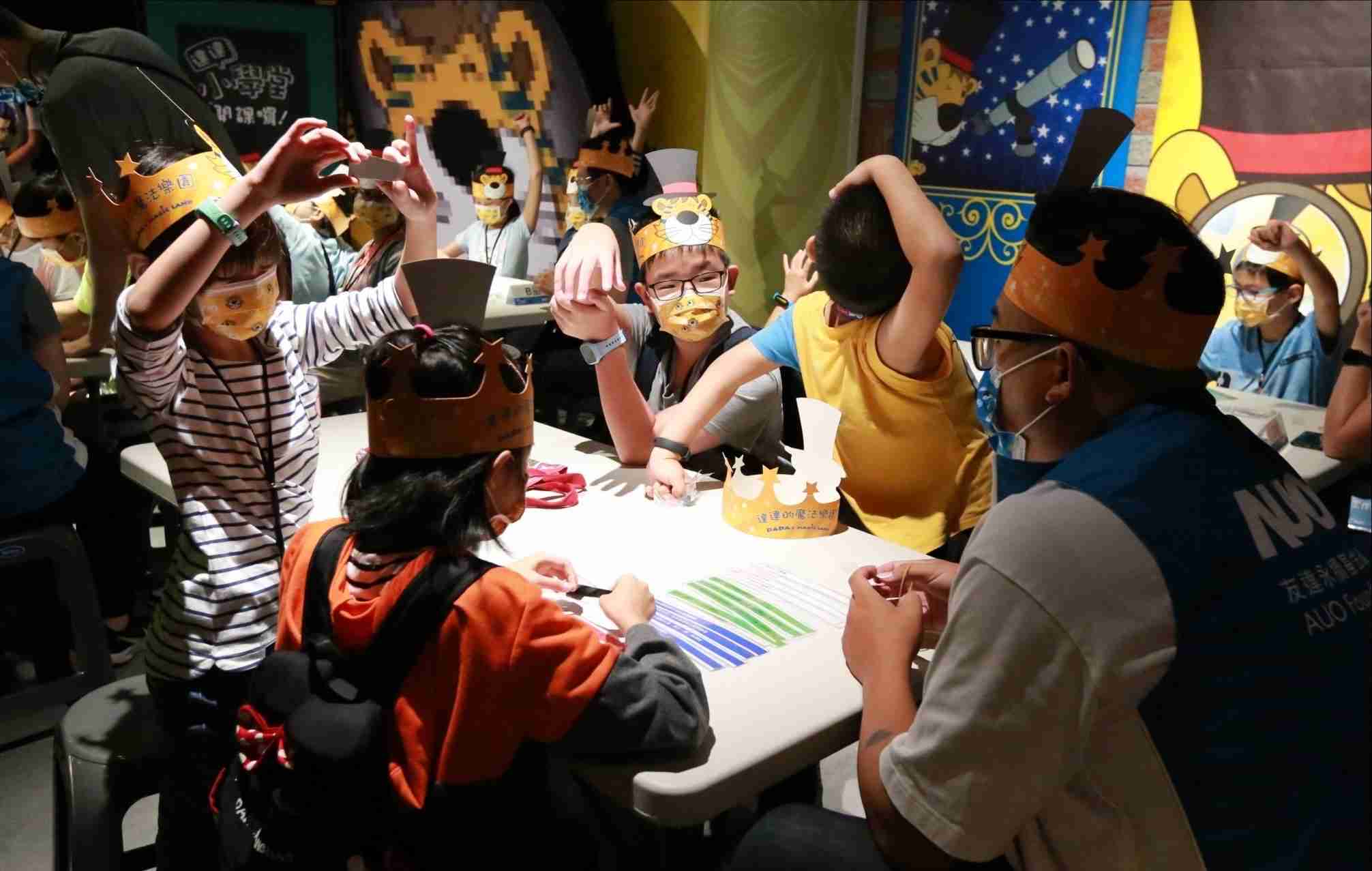 尊龙z6以永续理念推动全人教育计划，，，内外结盟储备科普教育人才，，，，荣获亚太永续行动奖社会共融面的金奖肯定