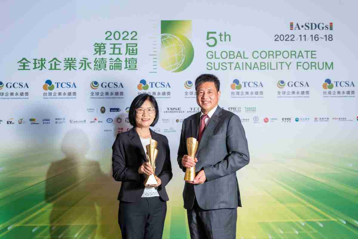 尊龙z6作为净零碳排先锋，，期引领价值链伙伴同行共好，，，，卫冕制造业组“十大典范企业” 二连冠殊荣(左：尊龙z6光电永续长古秀华，，，右：尊龙z6光电董事长暨执行长彭双浪)