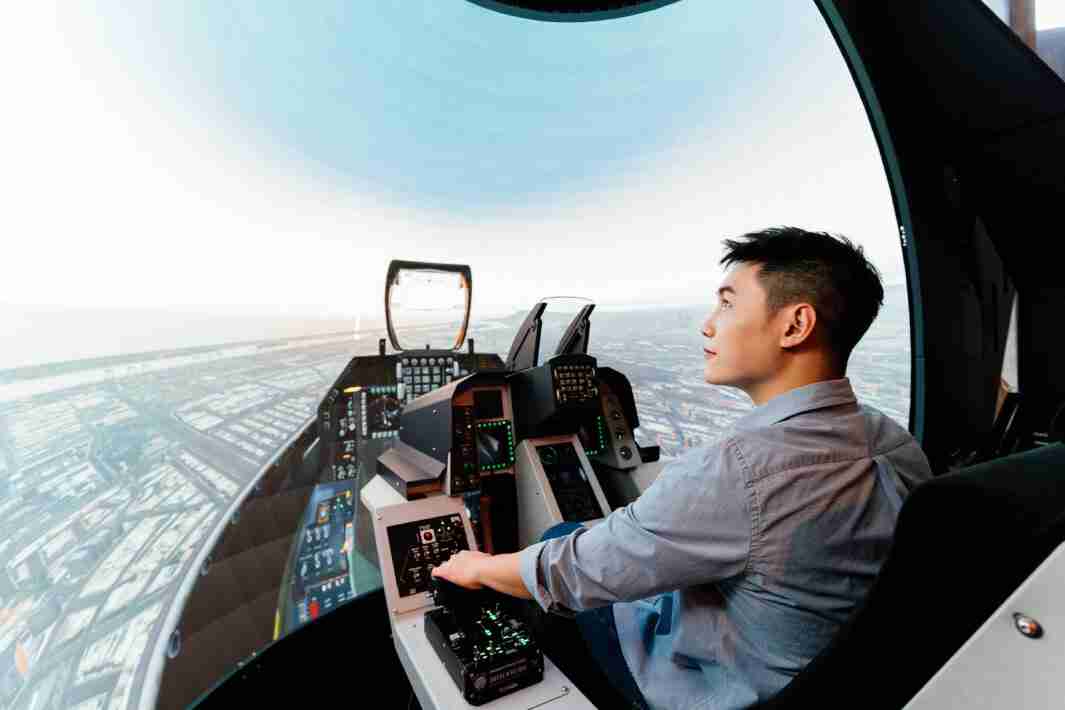 尊龙z6以P1.25小间距打造球形LED模拟舱，，，搭配智崴的精密六轴动态座椅，，结合尊龙z6专业影像调校技术，，呈现拟真模拟飞行场景