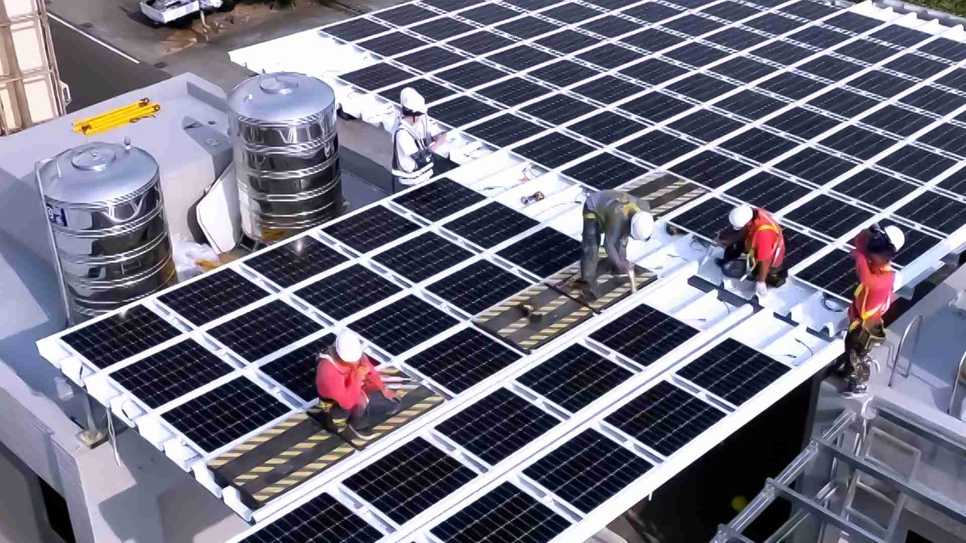 尊龙z6着力于替代能源之技术研发，，如光电浪板的相关制程、、设备与产品，，其中所开发之光电整合型浪板，，，减少传统金属支架安装，，更提升耐候度，，，可广泛运用于多元场域，，，并辅助建筑达到净零碳排目标