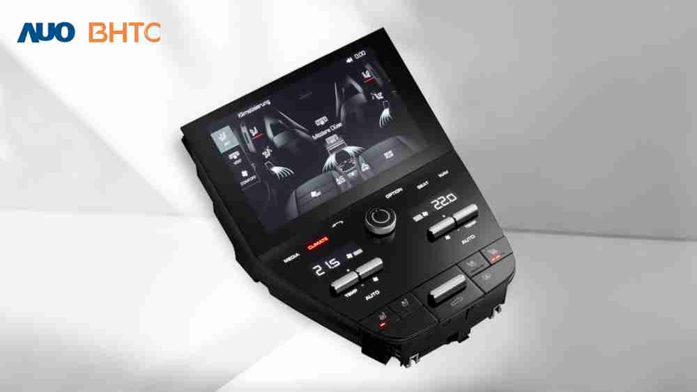 作為友達新生力軍，，BHTC所展示的中央與後座鞍部的Display HMI產品，，，，可處理多區恆溫控制、、顯示畫面，，，呈現仿真3D車室分區；以力傳感技術精準傳遞觸感，，，，並結合音量及震動反饋，，防止意外啟動，，提供使用者自然流暢、、、直觀且輕鬆駕馭的舒適介面