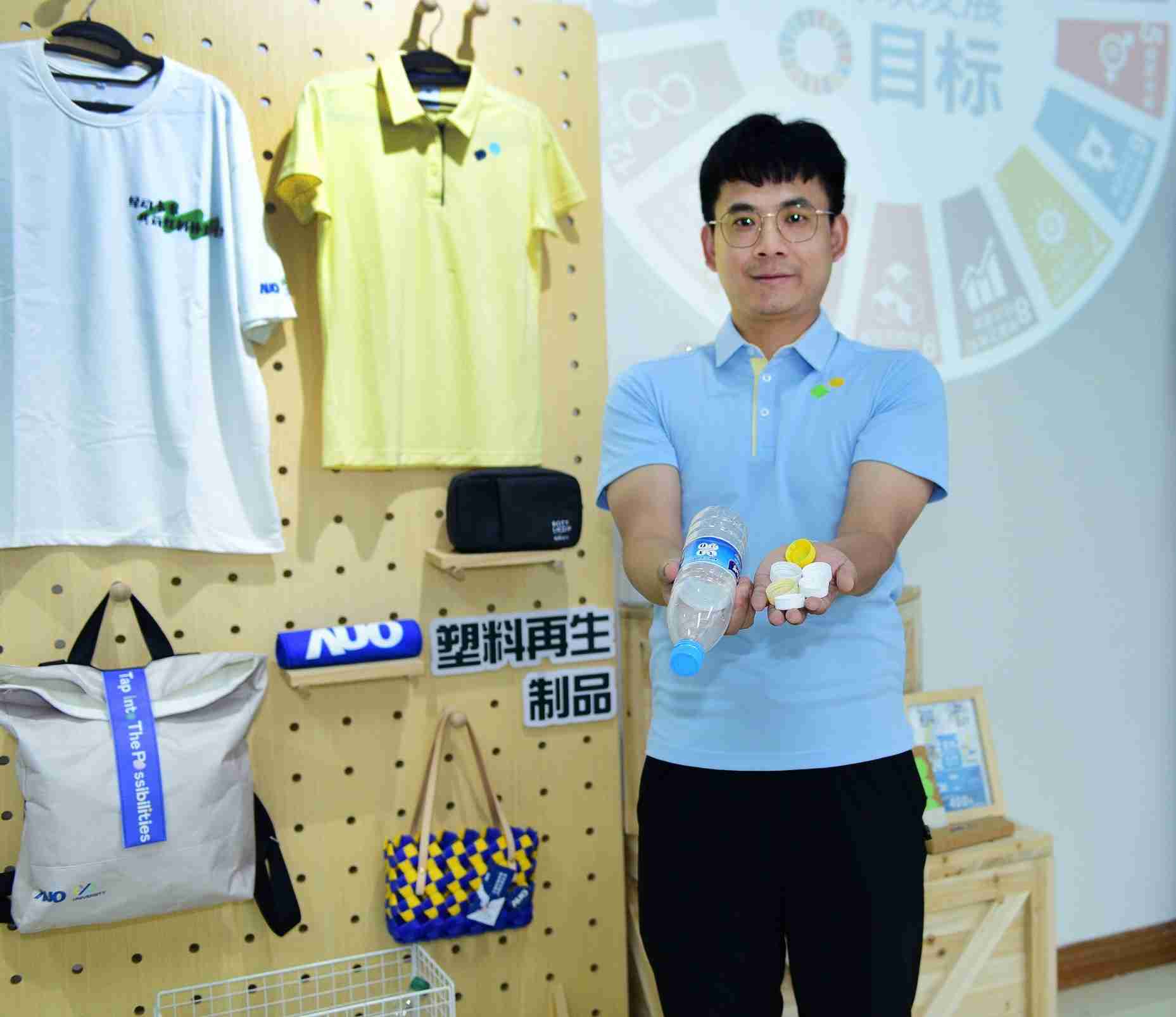 「2024智慧尊龙z6展」永续发展馆中，，，，展示尊龙z6厦门驱动永续发展之成果，，，包含将厂内废弃物再制为实用物品，，将永续发展理念深植于员工生活日常实践