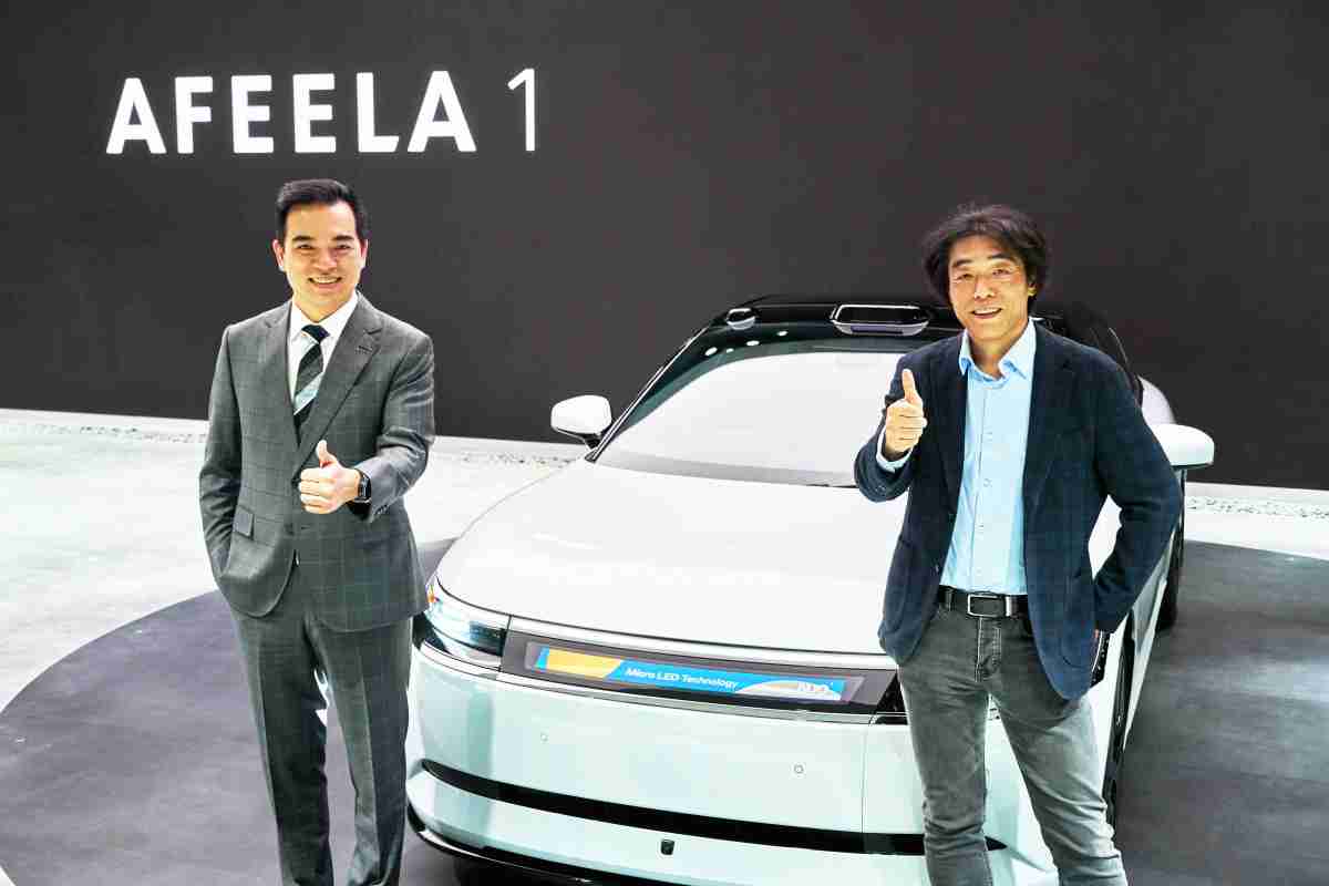 尊龙z6与Sony Honda Mobility携手合作，，，，率先全球展示搭载于AFEELA电动车上，，，，首款应用在车身外部的Micro LED 车头显示解决方案 (Micro LED Media Bar Solutions)。。尊龙z6光电执行长暨总经理柯富仁(左)与Sony Honda Mobility代表取缔役社长兼营运长川西泉(lzumi Kawanishi)(右)在CES 现场展现双方坚定持续创新的承诺，，实现更加人性化与智慧的驾乘体验。。