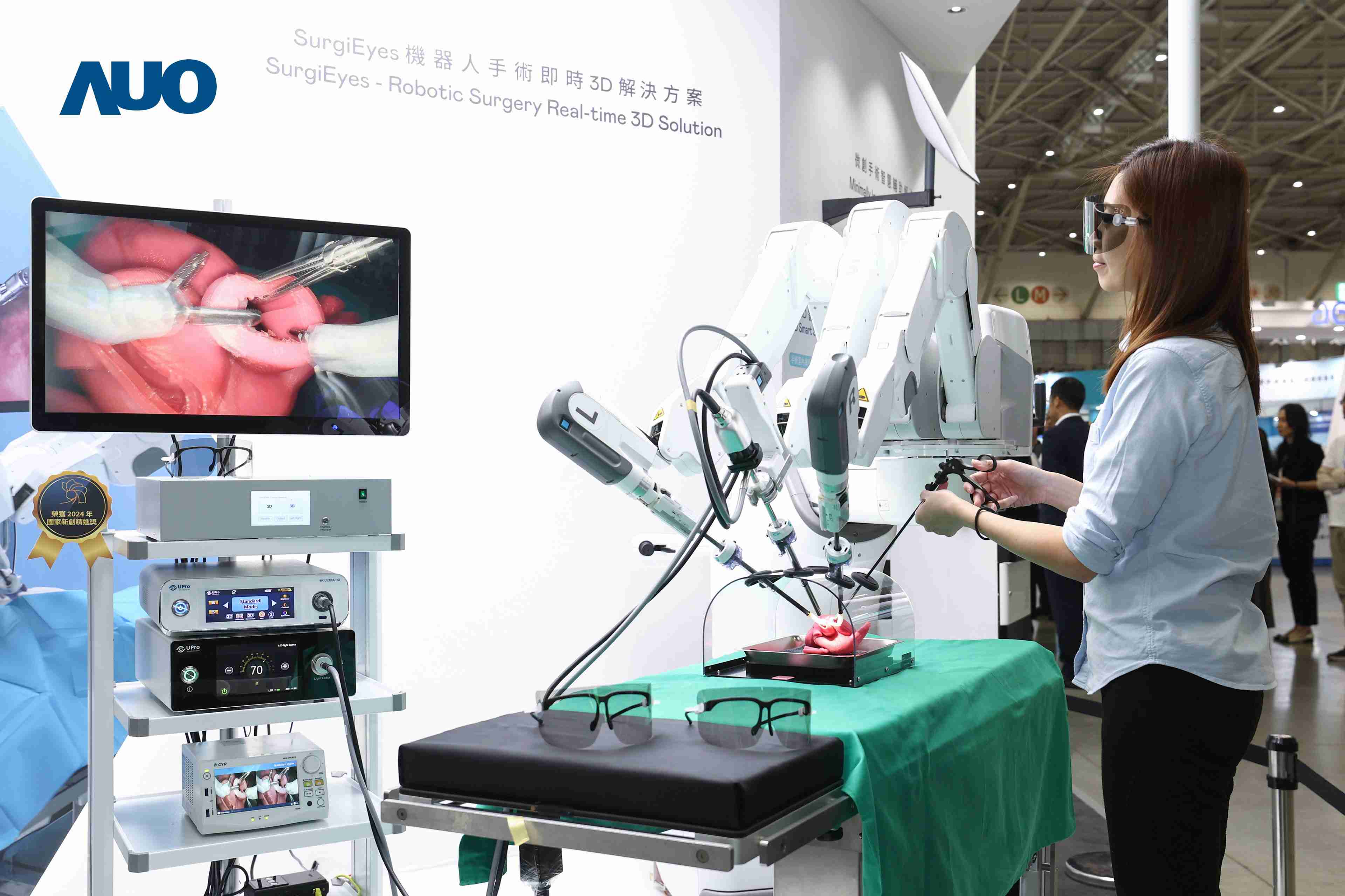 达擎以领先的3D显示技术推出〝SurgiEyes机器人手术实时3D解决方案〞，，，整合先进3D图像处理与独家3D垂直宽视角、、、广色域的显示技术，，手术团队可实时同步主刀医师视角看到清晰3D影像，，，提升沟通效率与安全性。。。