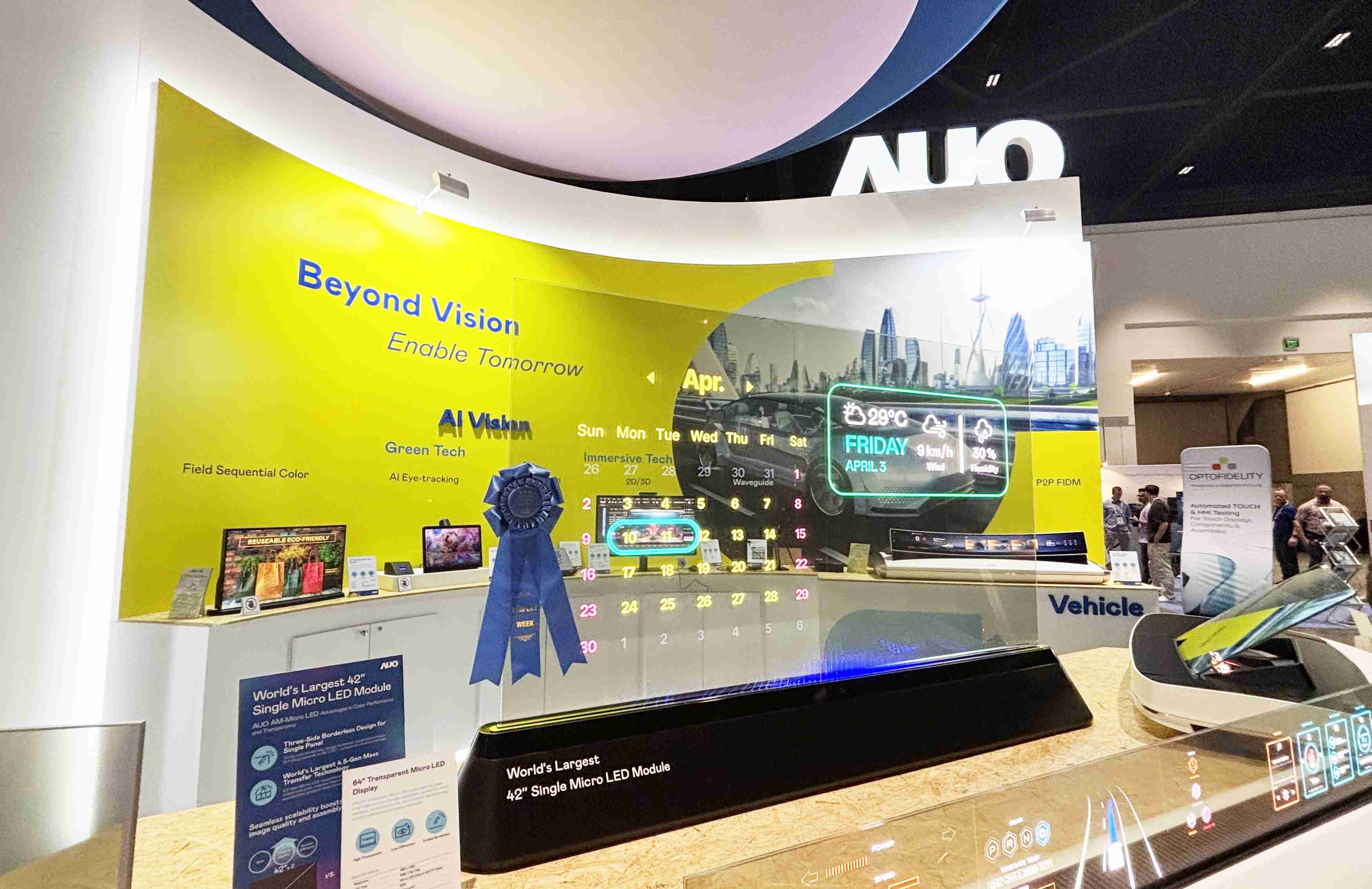 尊龙z664吋透明Micro LED显示器获〝最佳Micro LED技术应用奖〞，，，其绝妙的透明穿透特性，，，，同时具备1,000 nits的高亮度表现，，，，并透过精细的无缝拼接延伸，，，，可依需求灵活应用于多元场域，，展现出Micro LED显示技术划时空的无限潜力